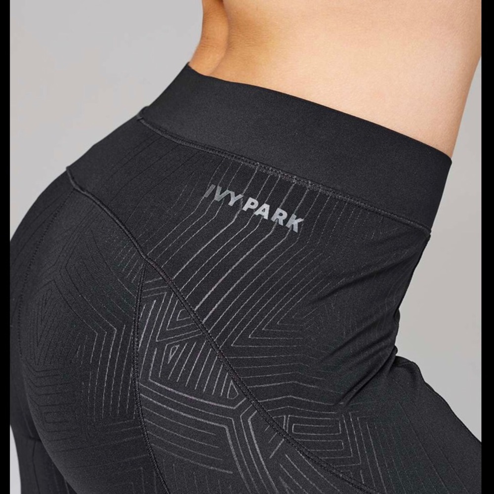 IVY PARK Mid rise V-shaped Leggings Size Large